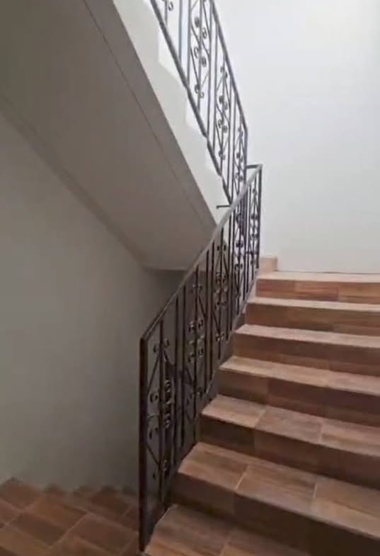 537